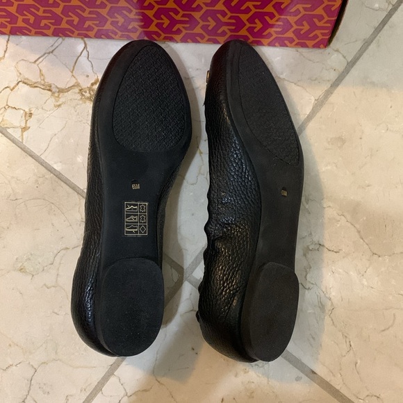 Brand new Tory Burch logo Black & Gold Melinda Ballet Flats Size 6.5 - Picture 6 of 8